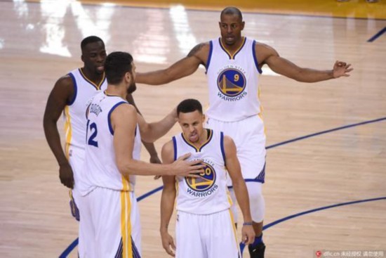 维尼修斯禁区倒地+后续突破被绊倒索要犯规，裁判均未有表示